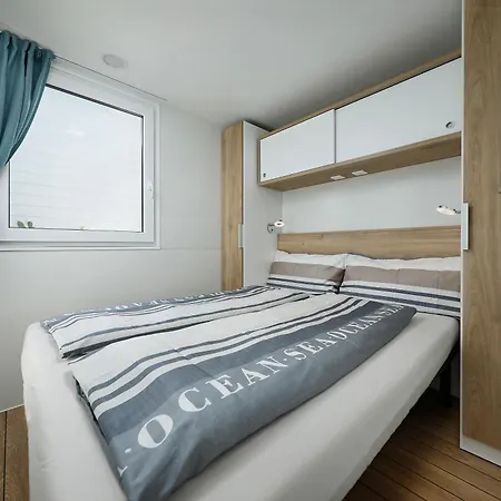 Albatross Mobile Homes On Eden Кемпінг